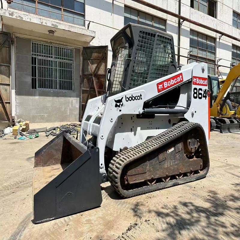 Bob 864 Máquina de carga de dirección de patinaje usada para jardinería 10.6km/h 53.7KW
