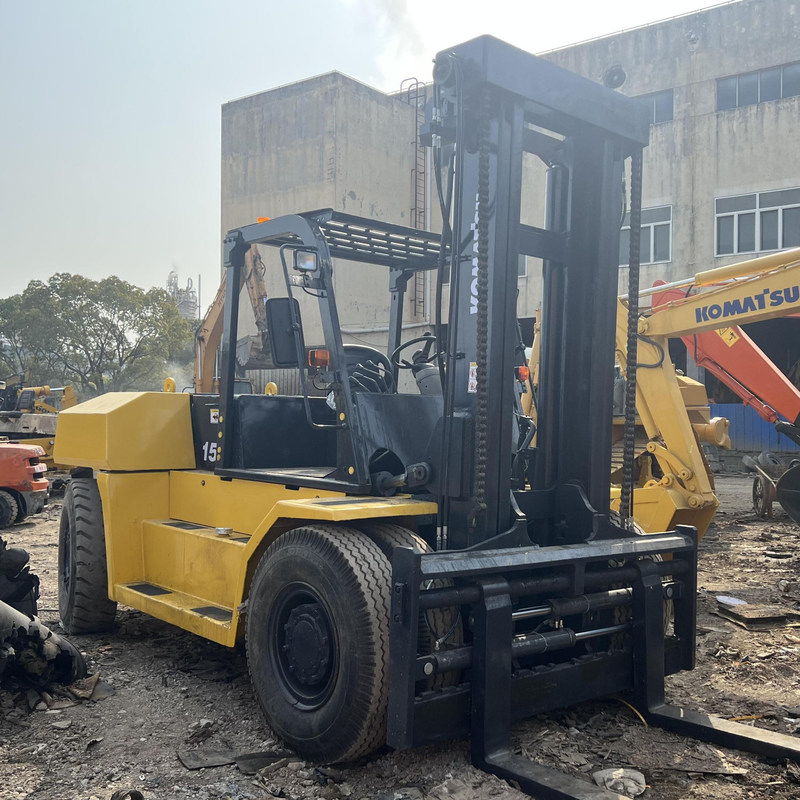 El motor de CA es utilizado en la carretilla elevadora Komatsu FD150 15 toneladas 122kW Alturas máximas de elevación 3m