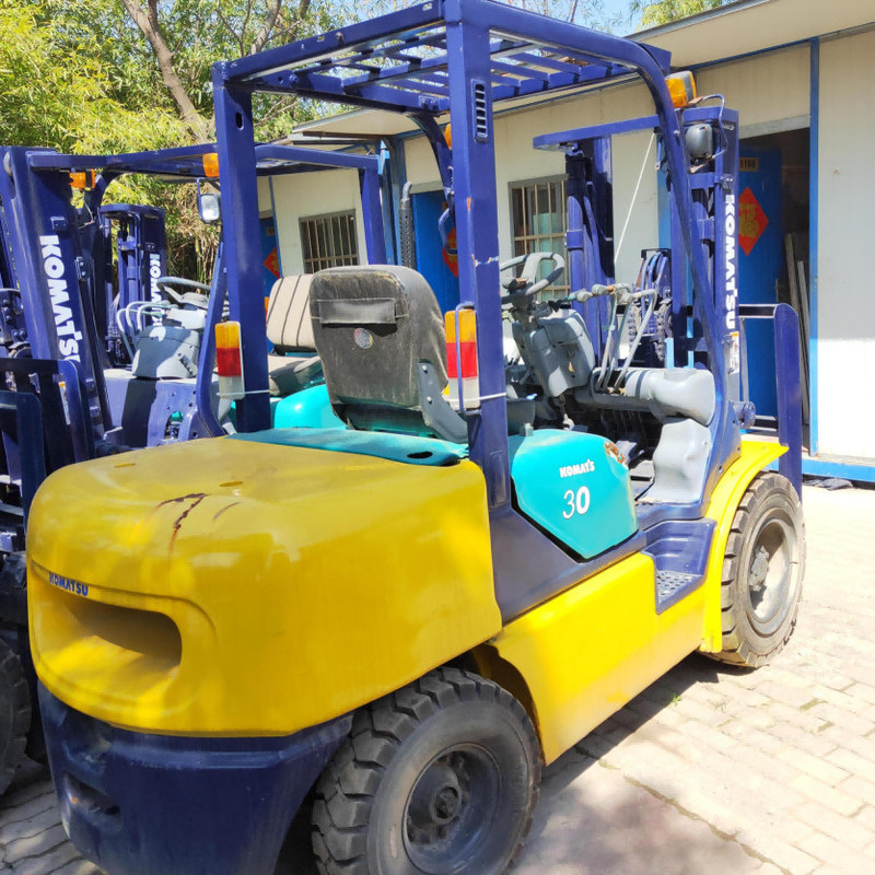3T Distribuidor de equipos de almacén usados carretilla elevadora TCM F30 Río de giro mínimo 2,4 m