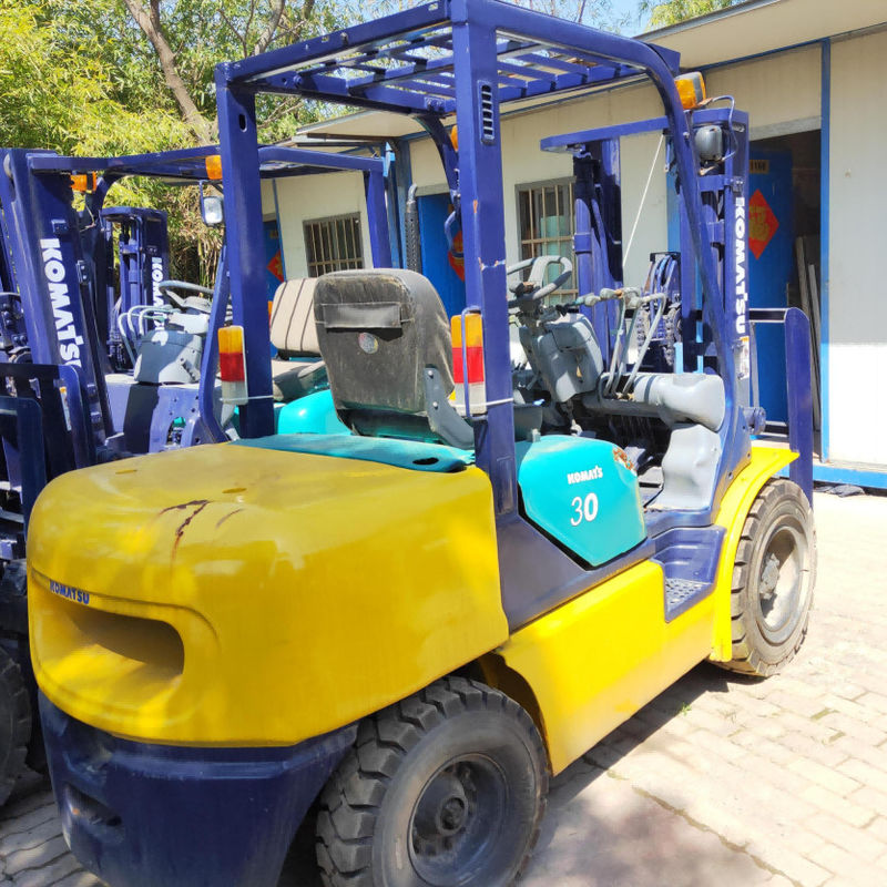 Equipo de manipulación de material de dos etapas de montacargas usados Komatsu FD30 3 toneladas