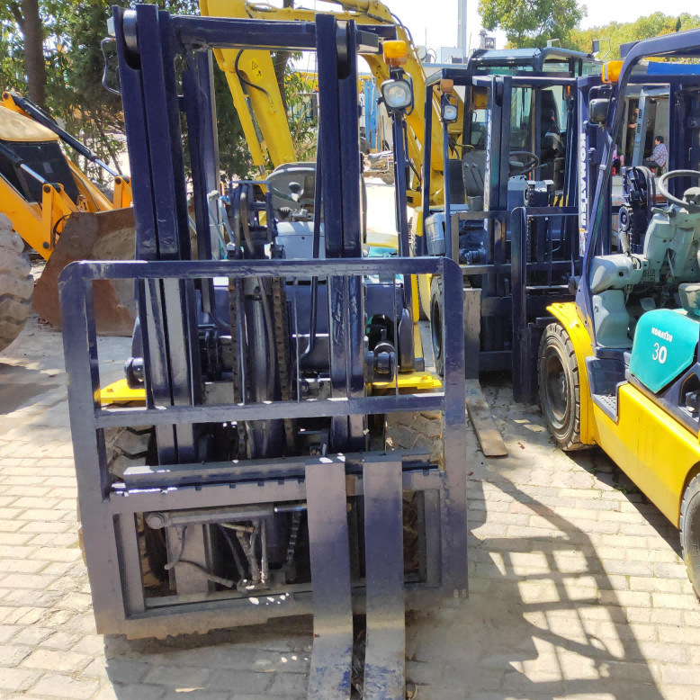 3T Distribuidor de equipos de almacén usados carretilla elevadora TCM F30 Río de giro mínimo 2,4 m