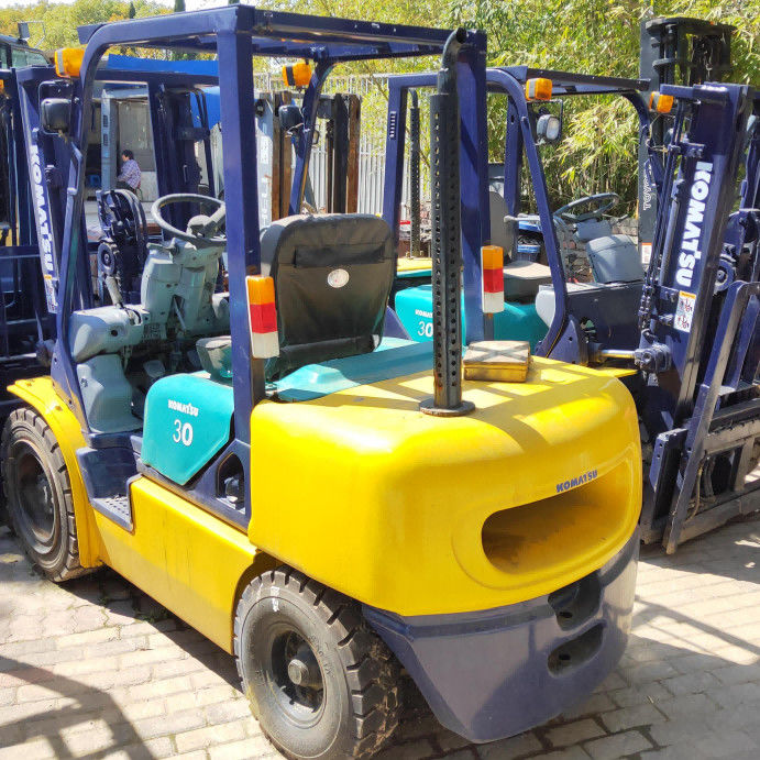 Equipo de manipulación de material de dos etapas de montacargas usados Komatsu FD30 3 toneladas