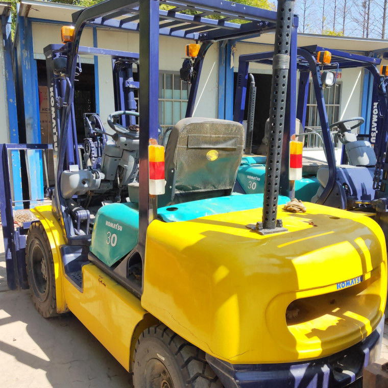 Equipo de manipulación de material de dos etapas de montacargas usados Komatsu FD30 3 toneladas