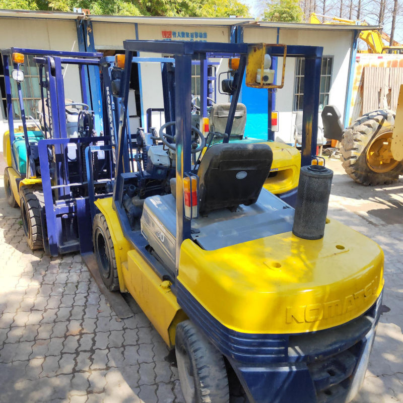 Equipo de manipulación de material de dos etapas de montacargas usados Komatsu FD30 3 toneladas
