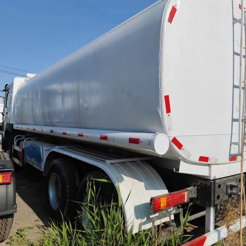 Sinotruk Howo 371 camión cisterna 2000L 8x4 de segunda mano para la entrega de combustible