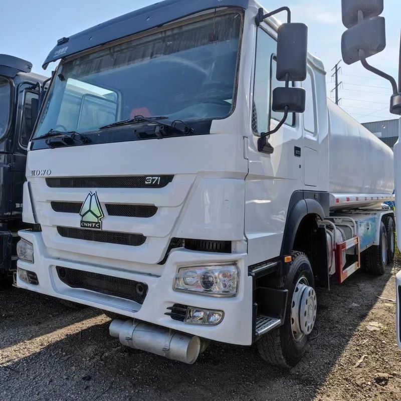 Sinotruk Howo 371 camión cisterna 2000L 8x4 de segunda mano para la entrega de combustible