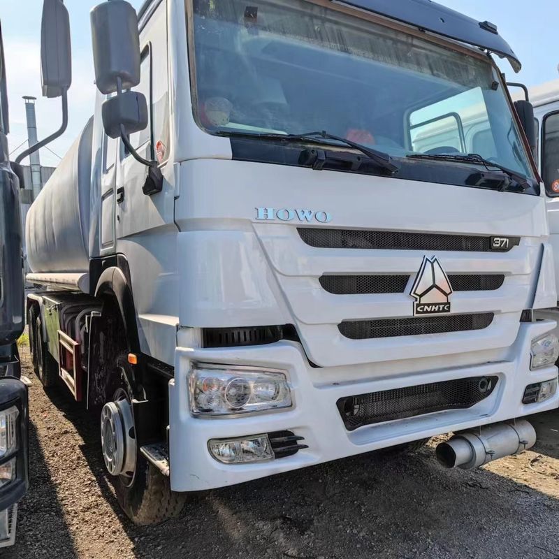 Sinotruk Howo 371 camión cisterna 2000L 8x4 de segunda mano para la entrega de combustible