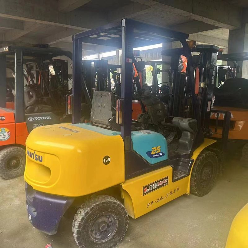 Equipo de manipulación de materiales de tres etapas de montacargas usados Komatsu FD25 2,5 toneladas