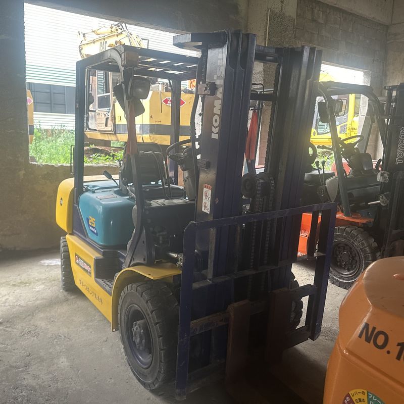 Equipo de manipulación de materiales de tres etapas de montacargas usados Komatsu FD25 2,5 toneladas