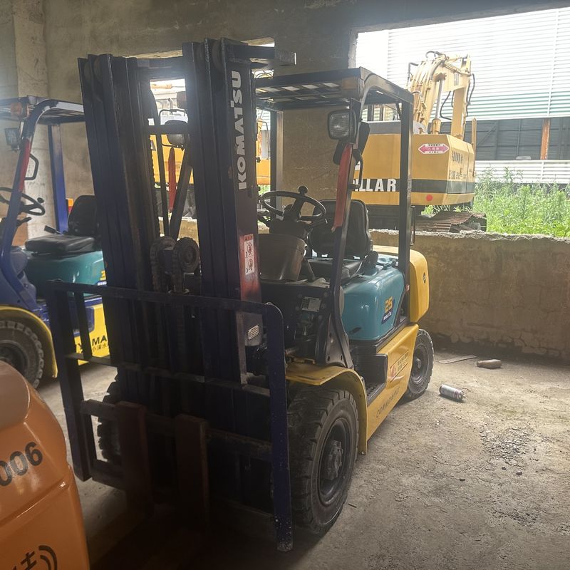 Equipo de manipulación de materiales de tres etapas de montacargas usados Komatsu FD25 2,5 toneladas
