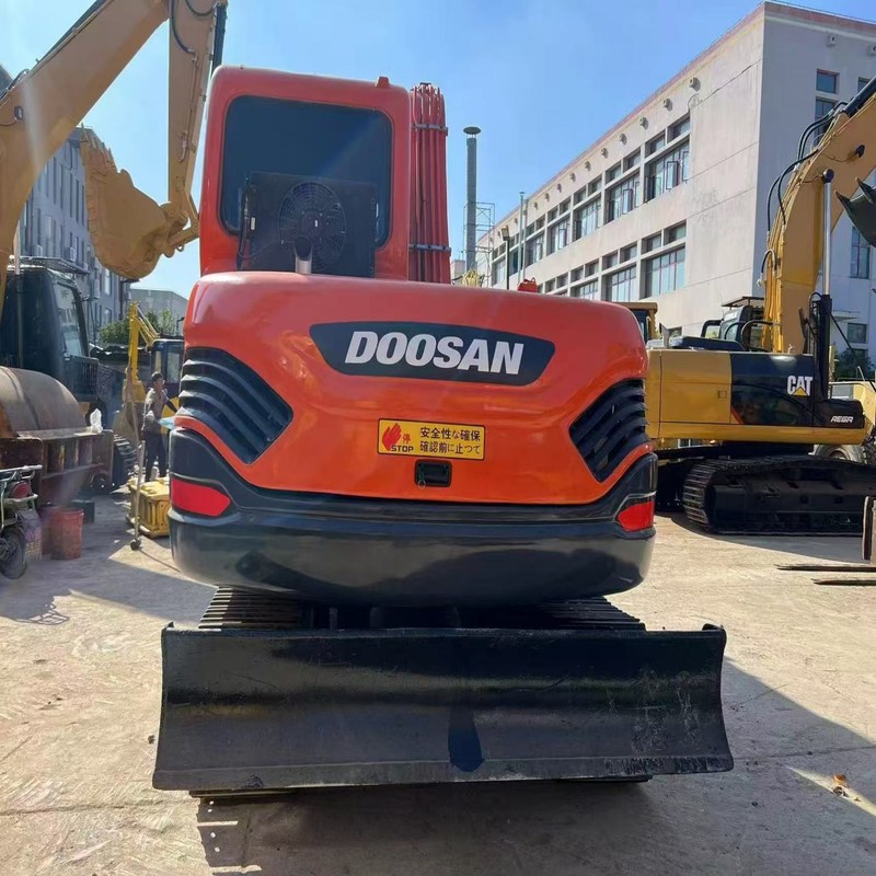 Miniexcavadora usada compacta y versátil Doosan DX75 de segunda mano con cucharón de 39,7 kw y 0,28 m3