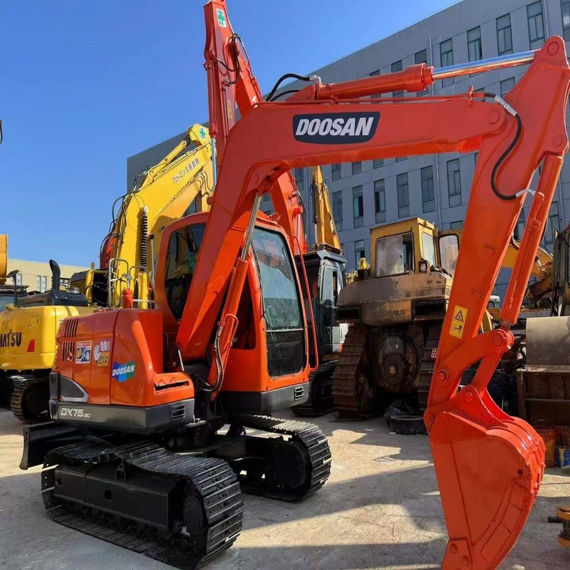 Miniexcavadora usada compacta y versátil Doosan DX75 de segunda mano con cucharón de 39,7 kw y 0,28 m3