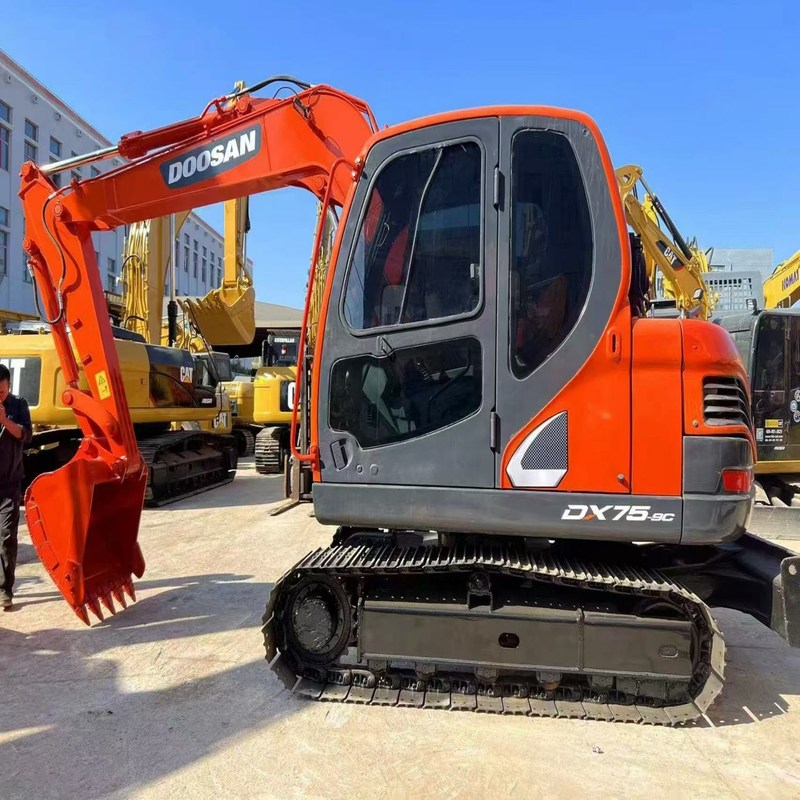 Miniexcavadora usada compacta y versátil Doosan DX75 de segunda mano con cucharón de 39,7 kw y 0,28 m3
