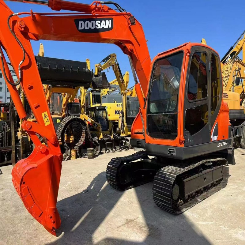 Miniexcavadora usada compacta y versátil Doosan DX75 de segunda mano con cucharón de 39,7 kw y 0,28 m3