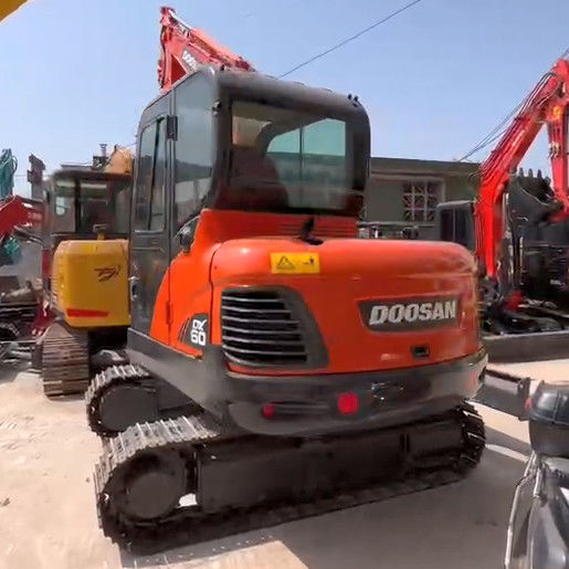 Excavadora mini de 6 toneladas Doosan DX60 de segunda mano para trabajos a pequeña escala