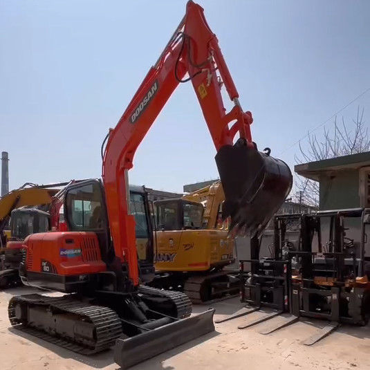 Excavadora mini de 6 toneladas Doosan DX60 de segunda mano para trabajos a pequeña escala