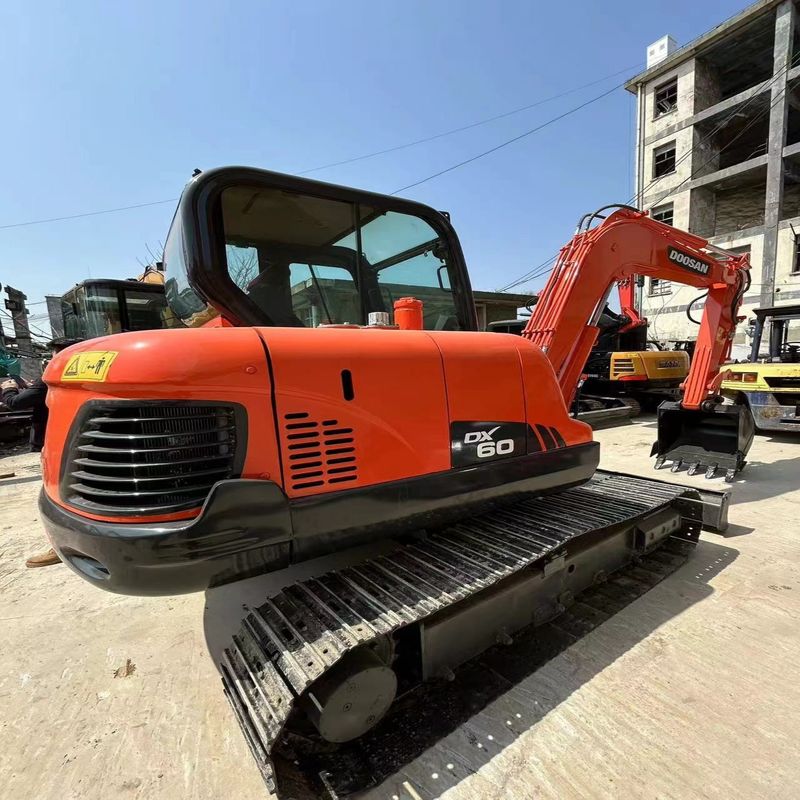 Excavadora mini de 6 toneladas Doosan DX60 de segunda mano para trabajos a pequeña escala