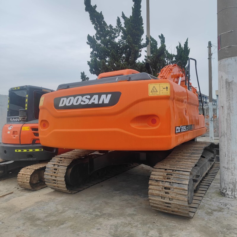 Excavadora de cadenas Doosan DX225 usada de tamaño mediano de 22,5 toneladas 157kw