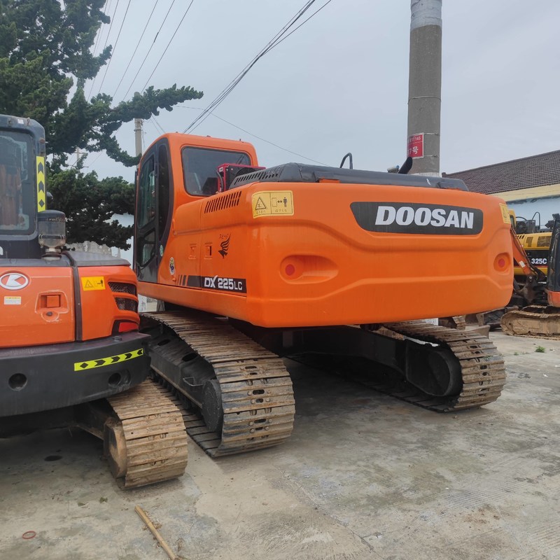 Excavadora de cadenas Doosan DX225 usada de tamaño mediano de 22,5 toneladas 157kw