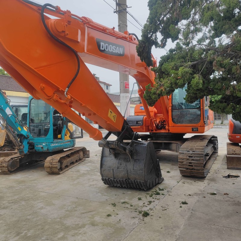 Excavadora de cadenas Doosan DX225 usada de tamaño mediano de 22,5 toneladas 157kw