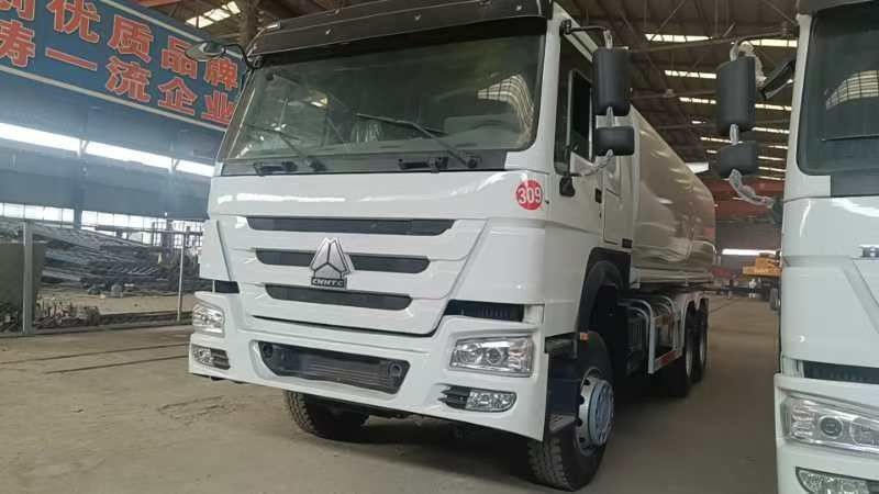 Sinotruk Howo 371 camión petrolero 2000L 6x4 de segunda mano para la entrega de combustible