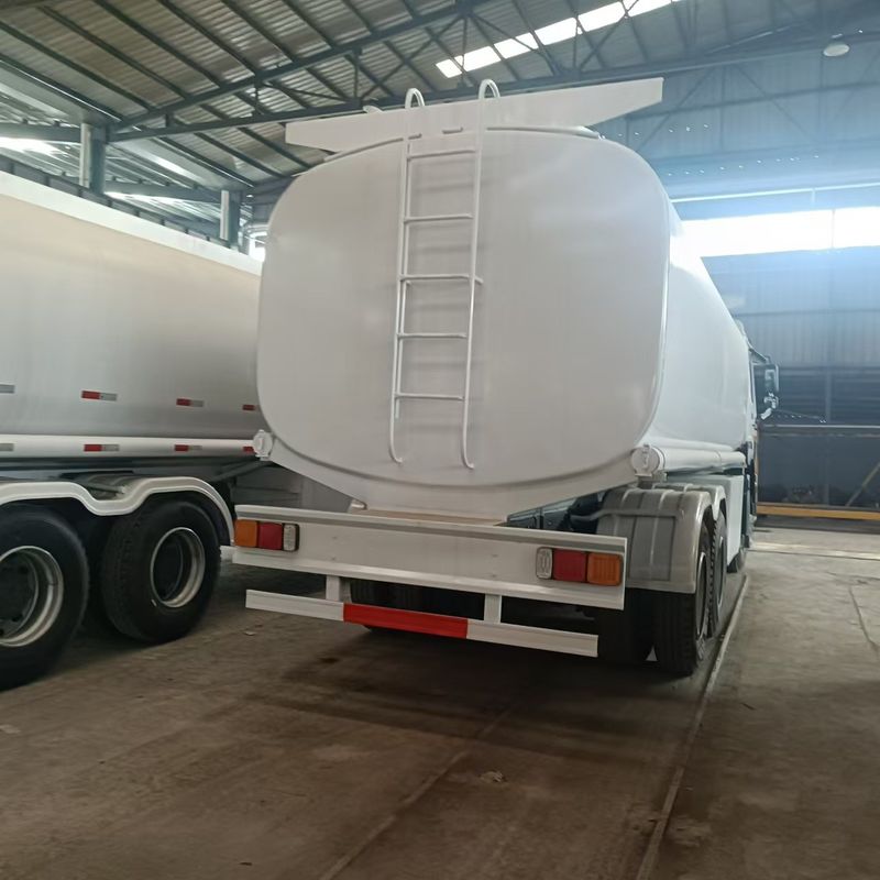 Sinotruk Howo 371 camión petrolero 2000L 6x4 de segunda mano para la entrega de combustible