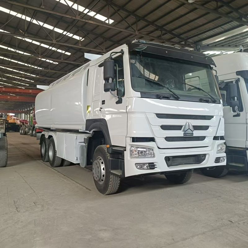 Sinotruk Howo 371 camión petrolero 2000L 6x4 de segunda mano para la entrega de combustible