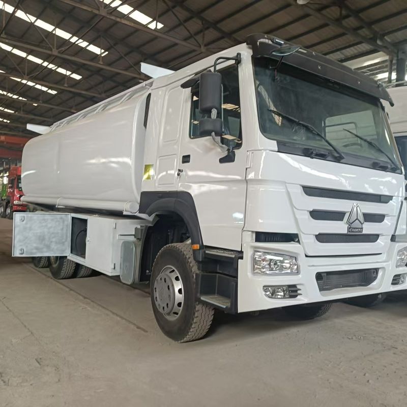 Sinotruk Howo 371 camión petrolero 2000L 6x4 de segunda mano para la entrega de combustible