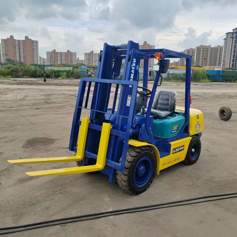 Equipo de manipulación de material de dos etapas de montacargas usados Komatsu FD30 3 toneladas