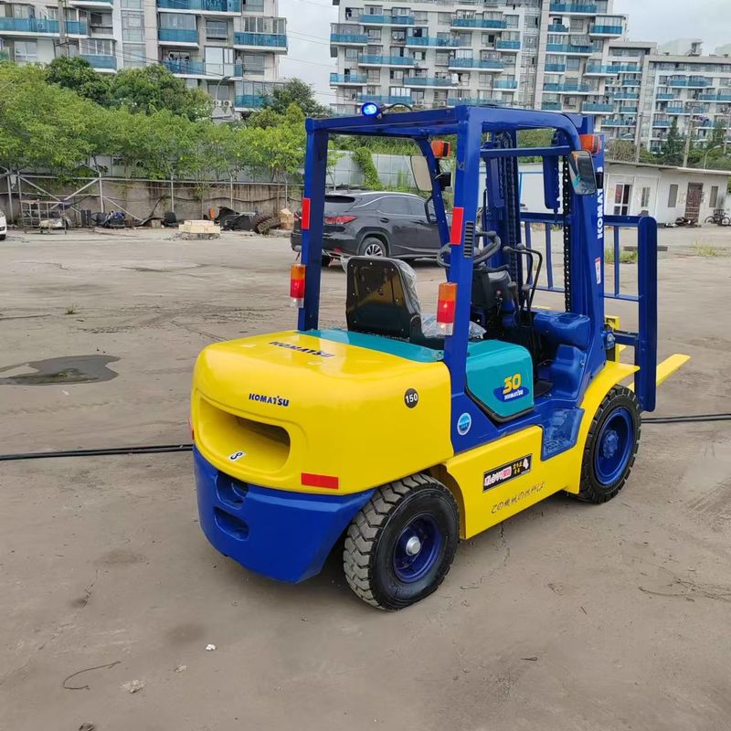 Equipo de manipulación de material de dos etapas de montacargas usados Komatsu FD30 3 toneladas