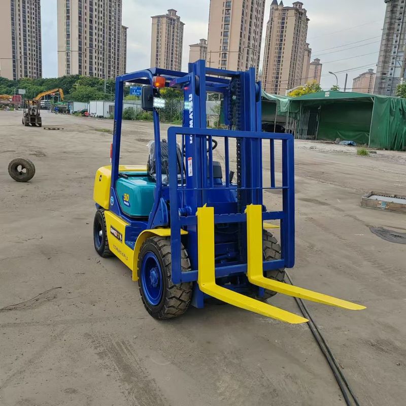 Equipo de manipulación de material de dos etapas de montacargas usados Komatsu FD30 3 toneladas